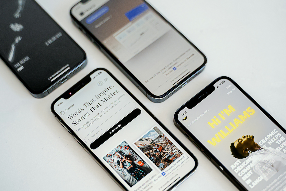 mobielvriendelijke website weergegeven op een smartphone in de hand
